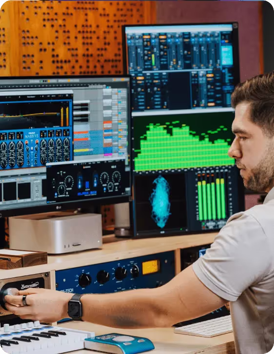 Zdjęcia ze studia Hugiz Records oferującego mix i mastering